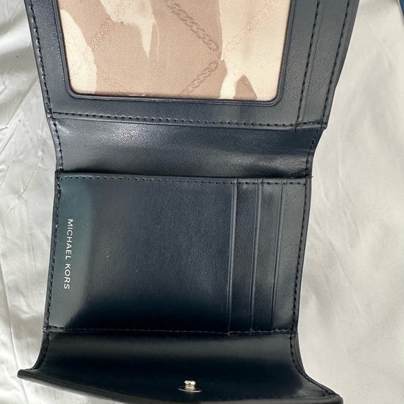 Michael Kors Wallet. - Picture 3 of 6